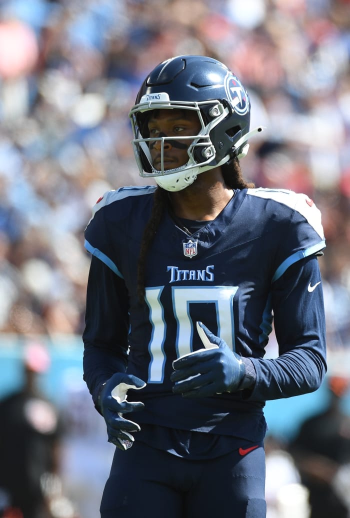 DeAndre Hopkins (10) during the first half against the Cincinnati Bengals at Nissan Stadium.